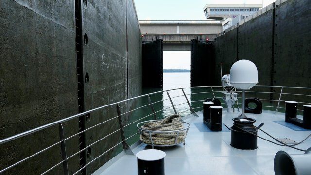 Kreis Cochem-Zell: Schiff auf Mosel rammt Wand von Schleusenanlage