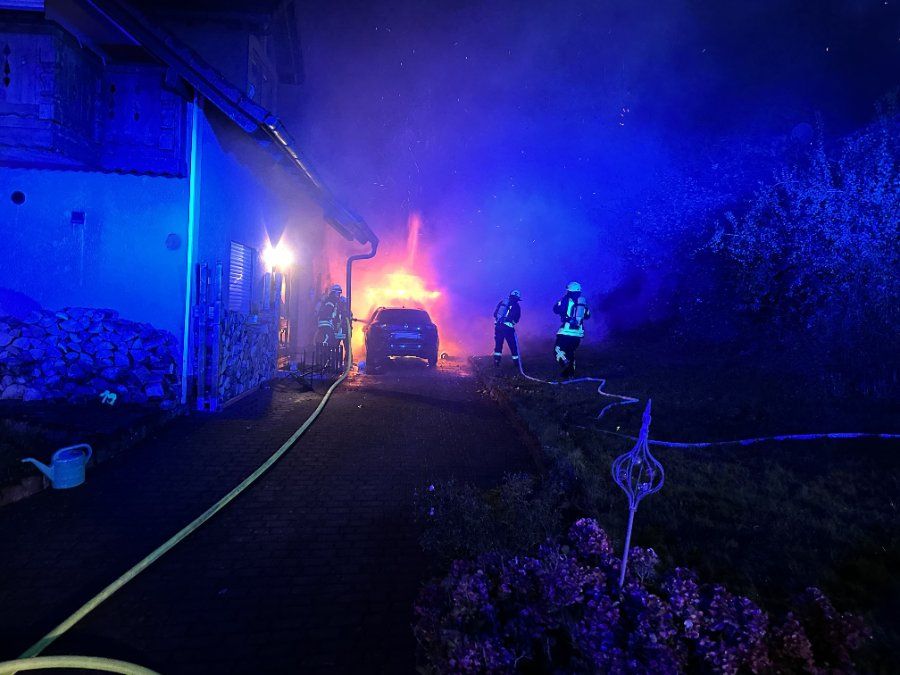 Feuer in Garage breitet sich auf Wohnhaus aus Feuer in Garage breitet sich auf Wohnhaus aus