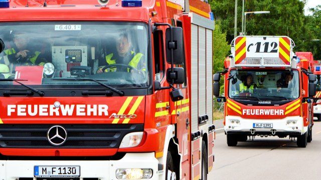 Gefahrguttransporter schiebt PKW von der Straße - Fahrerin wird in ihrem Fahrzeug eingeklemmt 