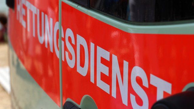 Mann bei Klettern in Steinbruch lebensgefährlich verletzt