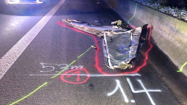 Flugzeugteil auf der A3 sorgt für Massenunfall