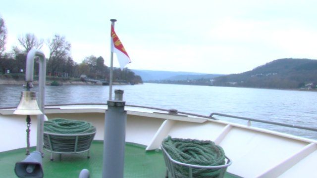 Rhein-Schiff bei Bacharach freigeschleppt