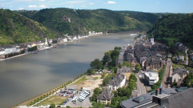 Rhein für Schifffahrt gesperrt: Tanker bei Bacharach in Ufernähe festgefahren