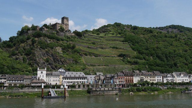 Bisher alles ohne Erfolg: Tanker sorgt weiterhin für Sperrung des Rheins