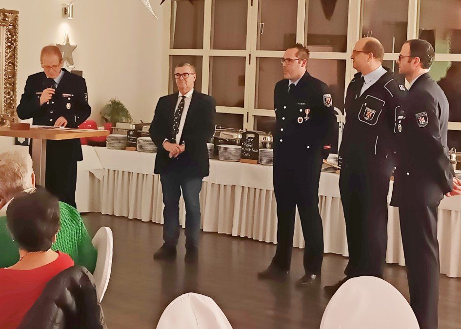 Landrat Dr. Saftig verleiht Kreisausbildern silbernes Feuerwehr-Ehrenzeichen  und Urkunden des Innenministeriums