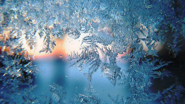 Schneefall und gebietsweise glatte Straßen zum Start in neue Woche