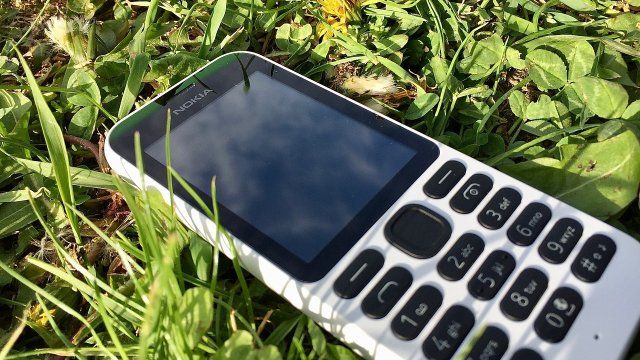 Ältere Frau bekommt verlorenes Handy von ihrer Bekannten bei der Polizei