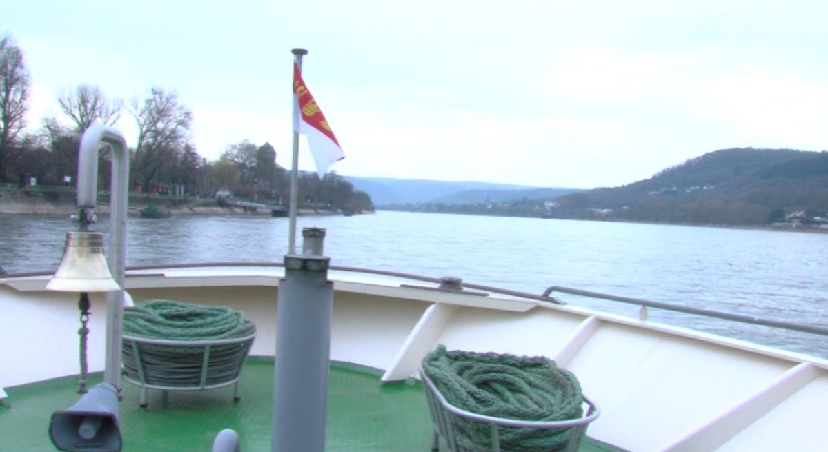 Rhein-Schiff bei Bacharach freigeschleppt Rhein-Schiff bei Bacharach freigeschleppt