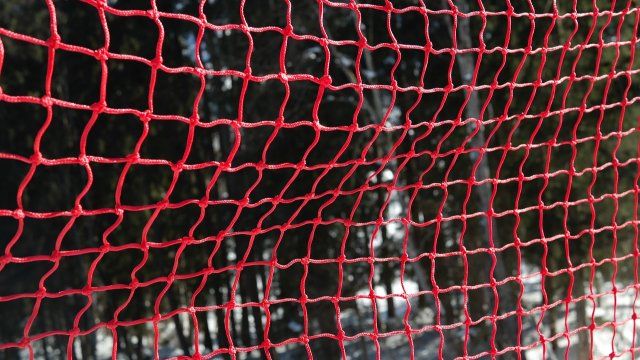 Tonnenschwerer Gesteinsbrocken bricht ab und fällt in angrenzenden Garten