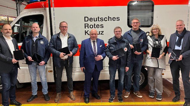 Ehrenamtlich Aktive des DRK Bezirksverbandes Koblenz erhalten iPad-Spende