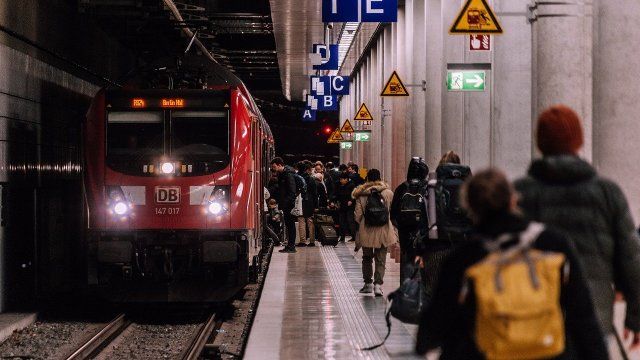 #MehrAchtung: Kampagne für mehr Respekt in Bussen, Bahnen und Bahnhöfen