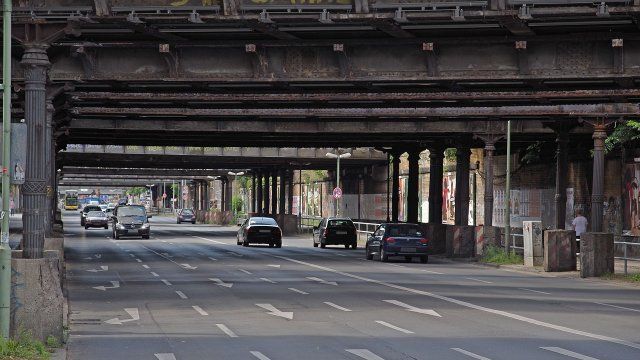 Linz: Kollision mit Eisenbahnbrücke