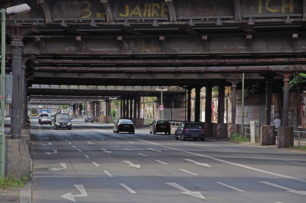 Linz: Kollision mit Eisenbahnbrücke