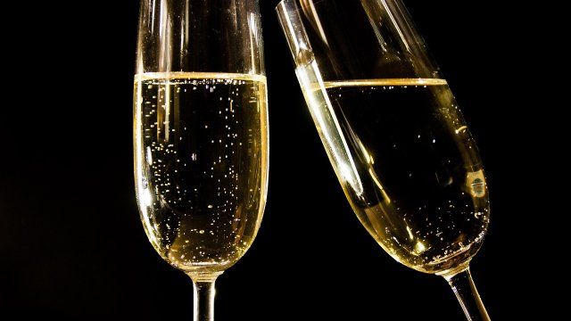 Verbraucher wollen es beim Silvester-Sekt klassisch - Preise steigen