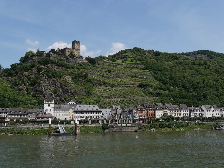 Bisher alles ohne Erfolg: Tanker sorgt weiterhin für Sperrung des Rheins