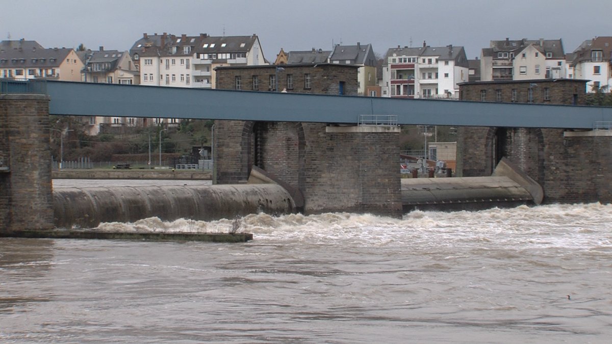 Hochwasserlage mancherorts verschärft - «Es wird sehr eng sein» Hochwasserlage mancherorts verschärft - «Es wird sehr eng sein»