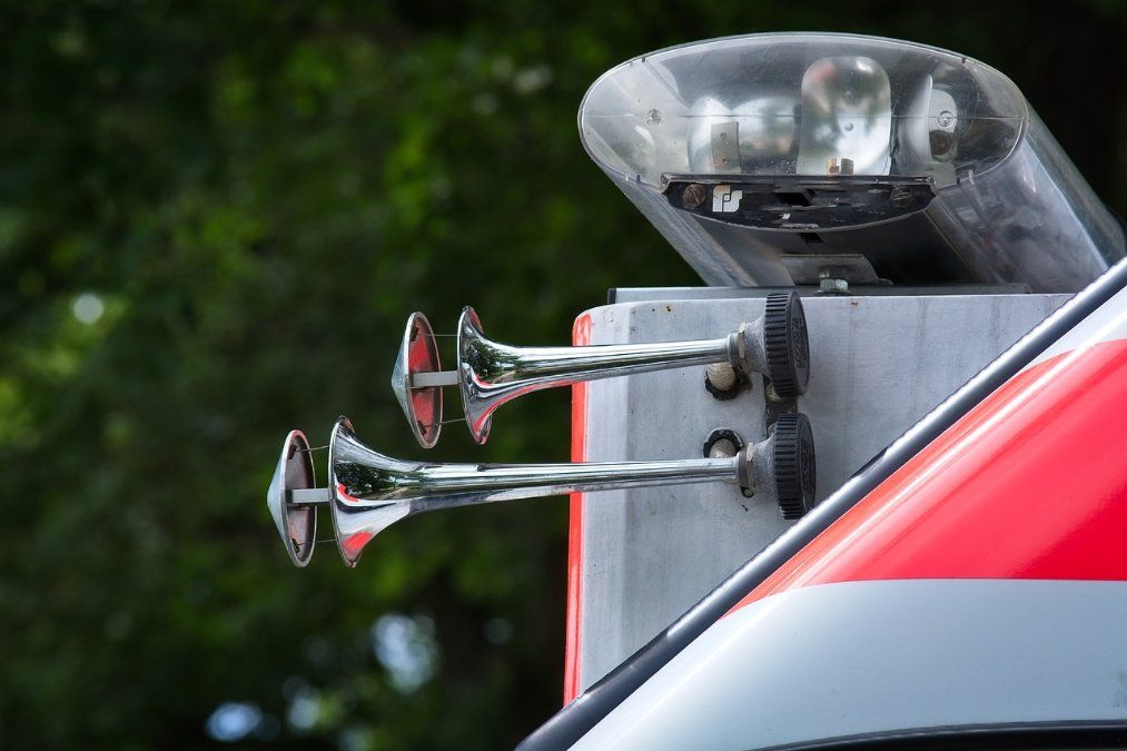 Auto überschlägt sich und Fahrerin erleidet Kopfverletzung 