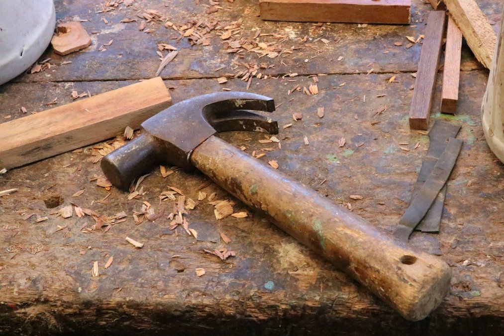 Landkreis Neuwied: Streit zwischen Brüdern eskaliert - Schlag mit Hammer auf Kopf Landkreis Neuwied: Streit zwischen Brüdern eskaliert - Schlag mit Hammer auf Kopf