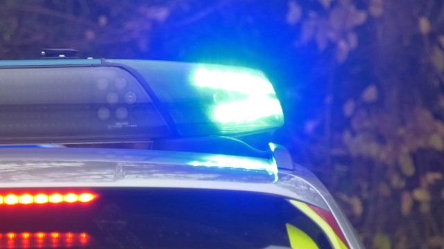 Fußgänger stirbt nach Zusammenprall mit Auto