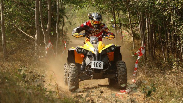 Quadfahrer attackieren und verletzen Jagdpächter im Wald