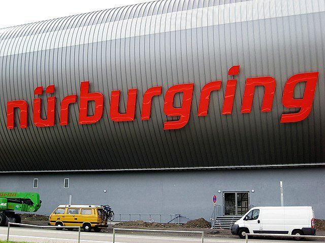 Mann verschanzt sich in Gebäude am Nürburgring - größerer Einsatz Mann verschanzt sich in Gebäude am Nürburgring - größerer Einsatz