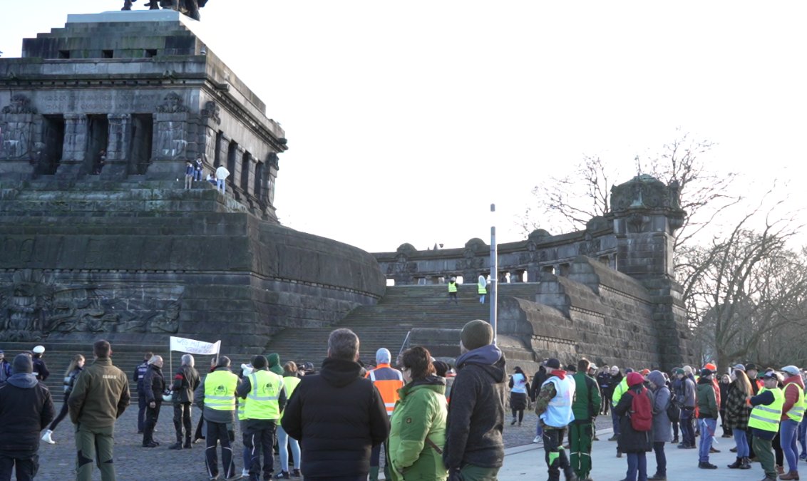 Demo in Koblenz: Traktor fährt auf Kaiser-Wilhelm-Denkmal Demo in Koblenz: Traktor fährt auf Kaiser-Wilhelm-Denkmal
