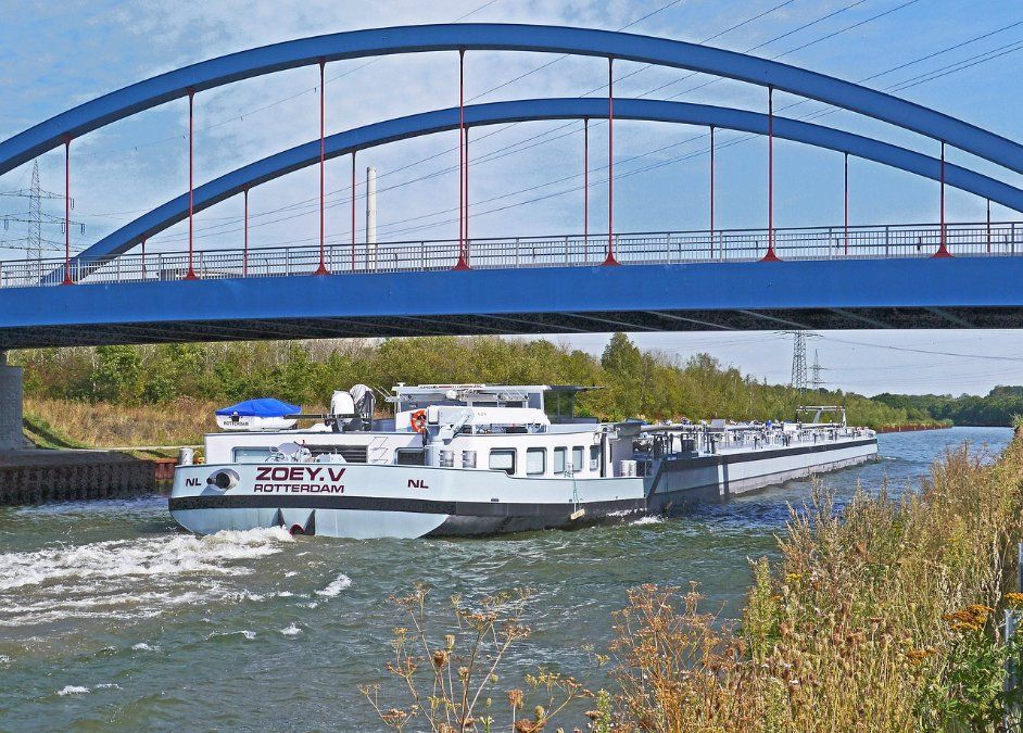 Tankschiff fährt sich auf der Mosel fest - Verkehr wieder freigegeben