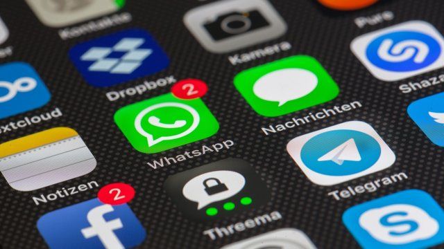 Rassistische Sticker verschickt - Entlassung von Polizist rechtens