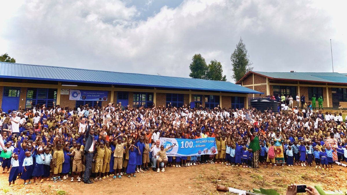 100 Schulen in Ruanda gebaut: FLY & HELP feiert symbolischen Meilenstein 100 Schulen in Ruanda gebaut: FLY & HELP feiert symbolischen Meilenstein