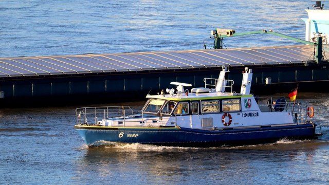 Tankschiff fährt sich auf der Mosel fest