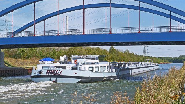 Tankschiff fährt sich auf der Mosel fest - Verkehr wieder freigegeben