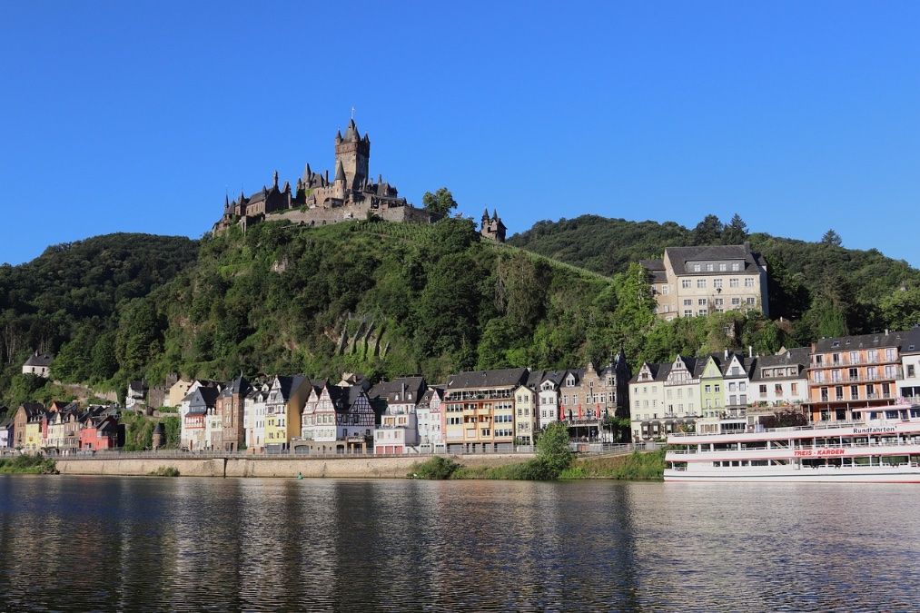 Nicht ausreichend gesichert - Auto rollt in die Mosel Nicht ausreichend gesichert - Auto rollt in die Mosel
