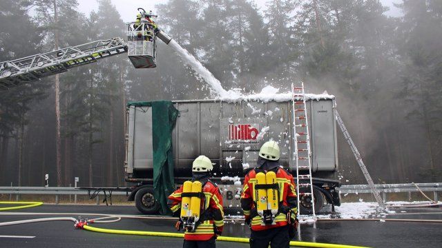 LKW in Brand - Stundenlanger Stau auf A61