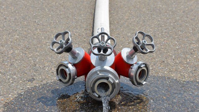 Häuser in Winningen brennen - Feuerwehr löscht mit Mosel-Wasser