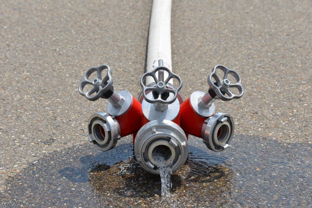 Häuser in Winningen brennen - Feuerwehr löscht mit Mosel-Wasser Häuser in Winningen brennen - Feuerwehr löscht mit Mosel-Wasser