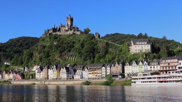 Nicht ausreichend gesichert - Auto rollt in die Mosel