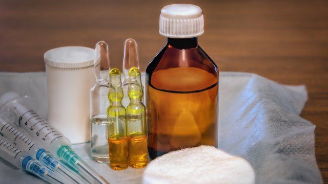 Medikamente und Spritzen aus Roboterhand