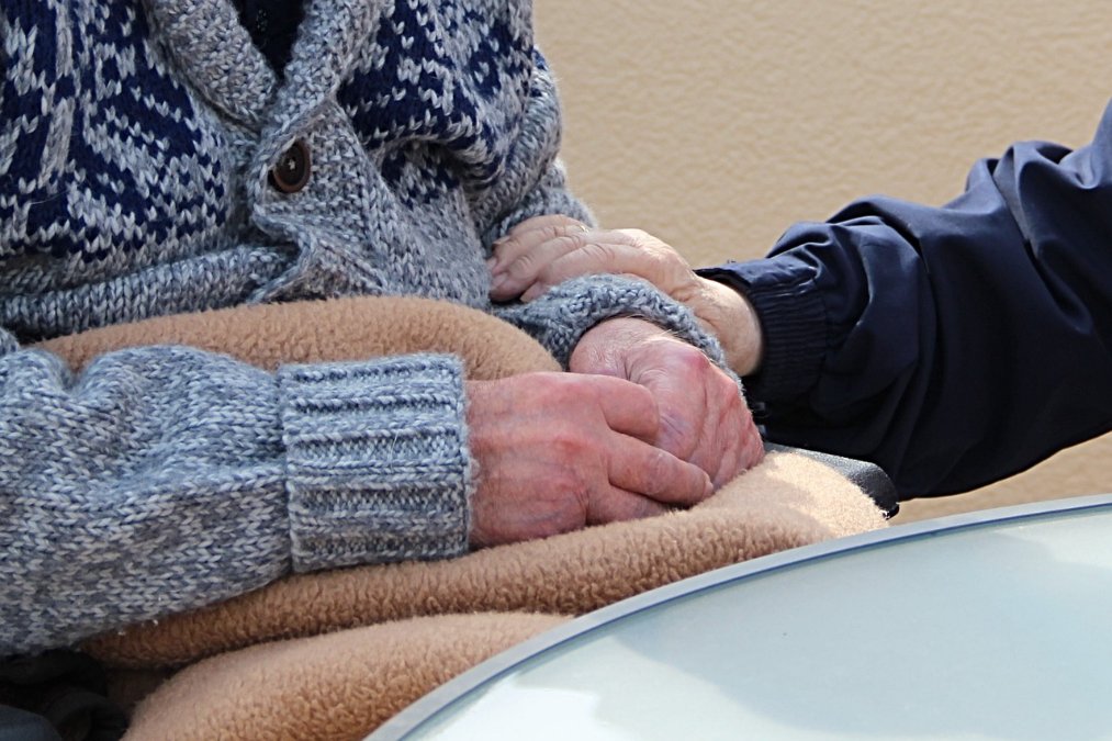 Befragung: Viele Pflegekräfte empfinden Job als belastend