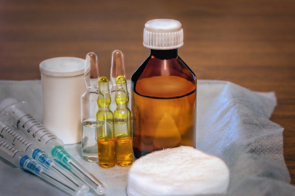 Medikamente und Spritzen aus Roboterhand Medikamente und Spritzen aus Roboterhand