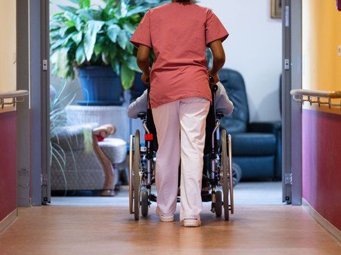 Krankenkasse: Altenpflegekräfte melden sich besonders oft krank