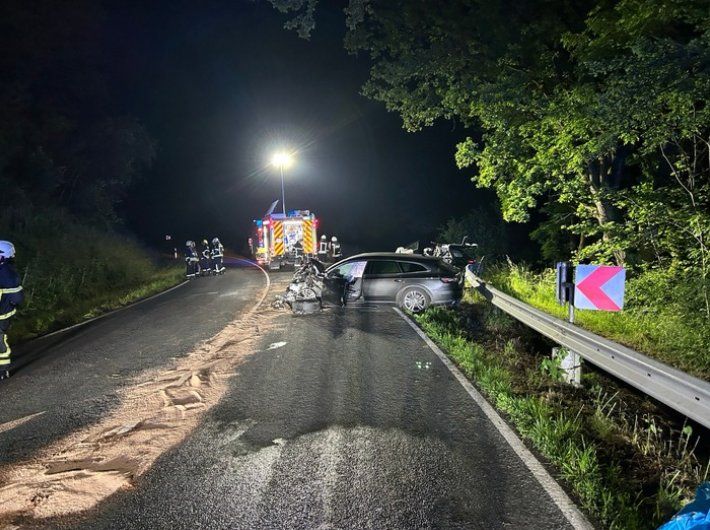 Ein Toter und drei Schwerverletzte bei Zusammenstoß zweier Autos Ein Toter und drei Schwerverletzte bei Zusammenstoß zweier Autos