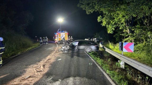 Ein Toter und drei Schwerverletzte bei Zusammenstoß zweier Autos