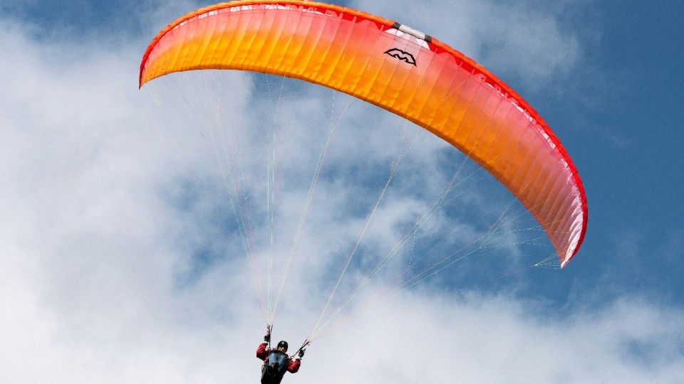 Gleitschirmflieger aus Baum gerettet