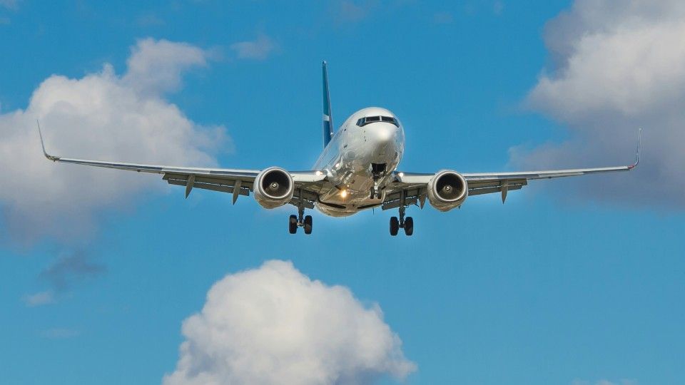 Zivile Frachtmaschine lässt 50 Tonnen Kerosin ab
