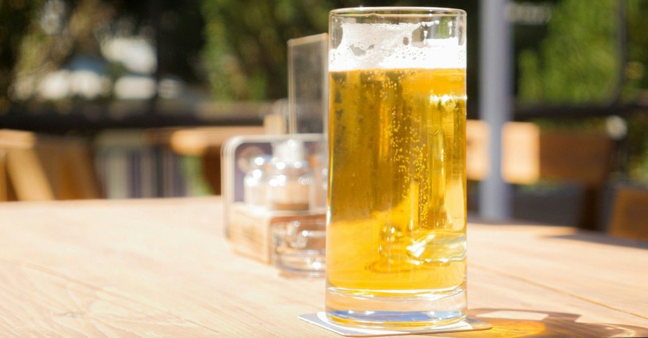 Streit über Schäferhund - Faustschläge und Messerstich im Biergarten Streit über Schäferhund - Faustschläge und Messerstich im Biergarten