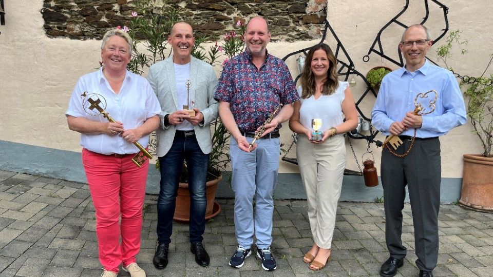 Tollitätenpaar beendet Karnevalssession durch Schlüsselrückgabe