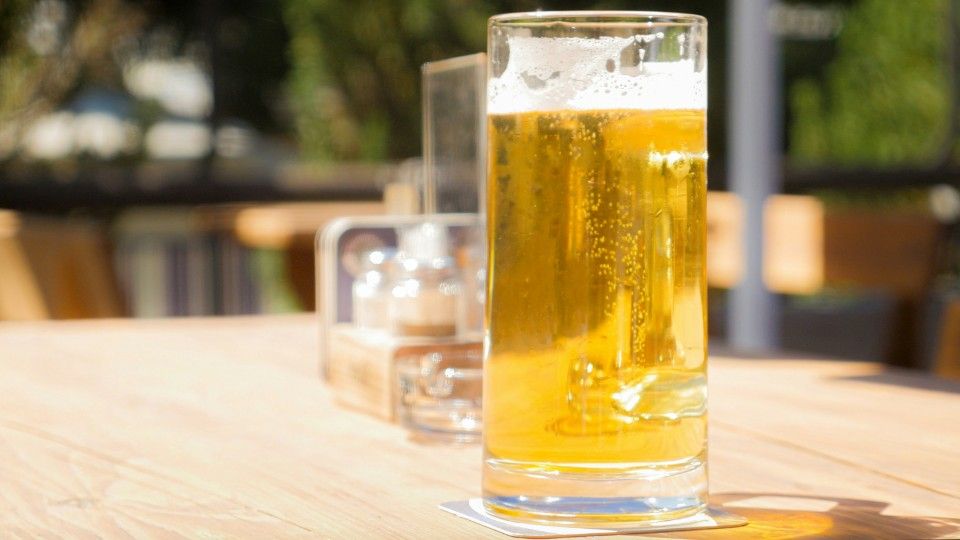 Streit über Schäferhund - Faustschläge und Messerstich im Biergarten