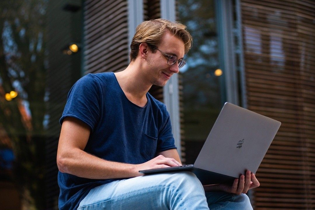 Bundeszentrale für politische Bildung setzt zunehmend aufs Internet