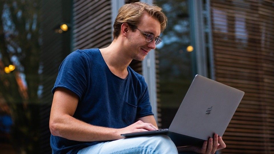 Bundeszentrale für politische Bildung setzt zunehmend aufs Internet