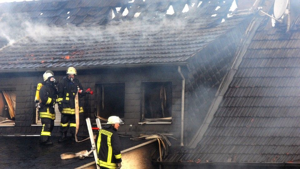 Prozess wegen schwerer Brandstiftung: Mann soll Mutter zurückgelassen haben